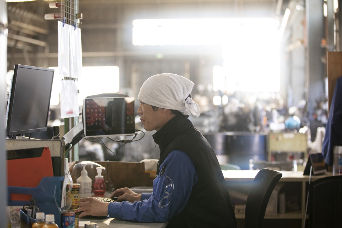 自動車をいじることが好きで整備士学校から3Rへ